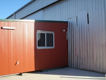 Side view of a relocatable in the color "Manor Red"